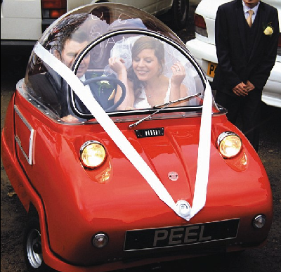 英新人結(jié)婚選迷你婚車(chē)驚艷全場(chǎng) 大小如碰碰車(chē)