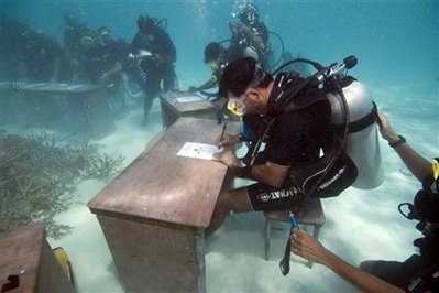馬爾代夫召開世界首次“水下內(nèi)閣會(huì)議”