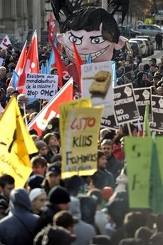 瑞士反世貿(mào)組織游行演變?yōu)楸┝κ录?/></p>

<p align=