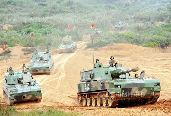 組圖：南京軍區(qū)某裝甲團(tuán)鐵騎轟鳴練兵忙