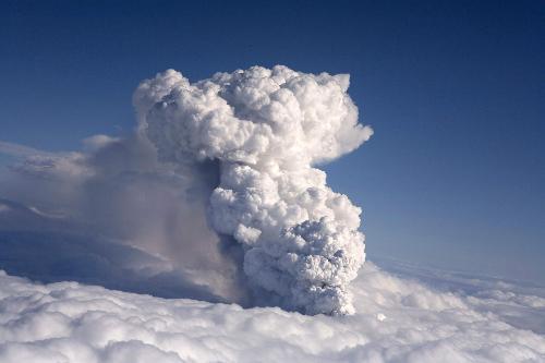 冰島火山灰來襲 英國所有機(jī)場(chǎng)關(guān)閉萬人滯留