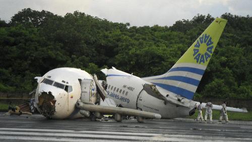 遭雷擊客機(jī)乘客回憶“驚魂一刻” 駕駛員表現(xiàn)出色