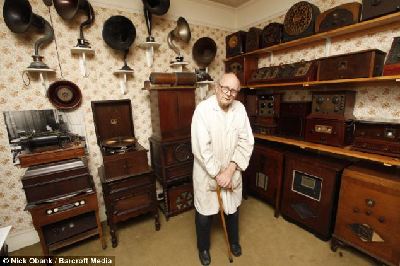 英八旬老翁酷愛無線電 搜集千余臺(tái)收音機(jī)自建博物館