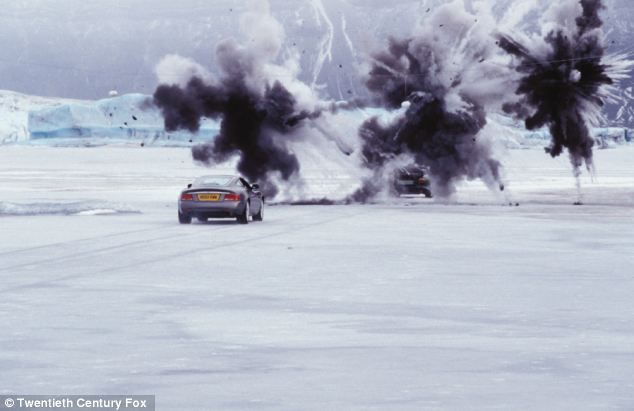 日本“透明汽車”技術(shù)助司機(jī)車內(nèi)觀外景 可避免倒車時發(fā)生慘劇