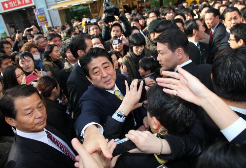 日本民主黨支持率持續(xù)萎縮 野田街頭演講險(xiǎn)些摔下車
