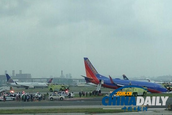 美國西南航空客機(jī)降落時發(fā)生事故 10人受輕傷