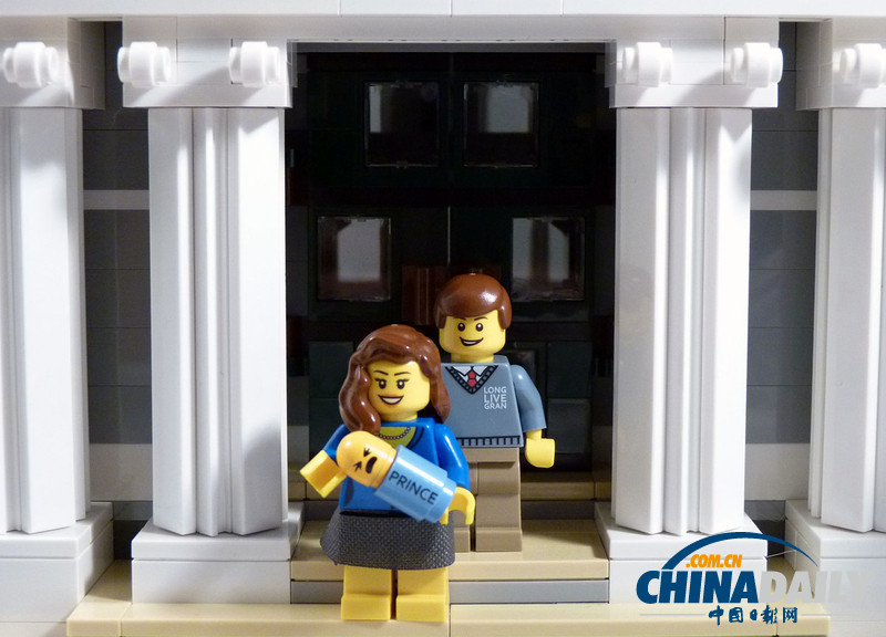 組圖：樂(lè)高玩具重現(xiàn)凱特威廉抱愛(ài)子首次露面場(chǎng)景 溫馨甜蜜
