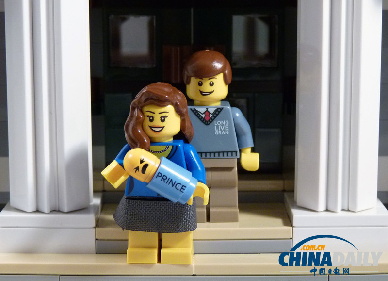組圖：樂高玩具重現(xiàn)凱特威廉抱愛子首次露面場(chǎng)景 溫馨甜蜜