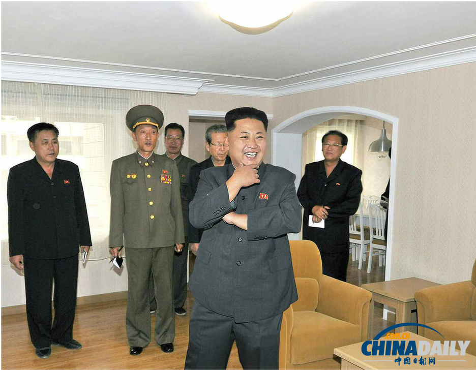 金正恩視察金日成綜合大學(xué)住宅區(qū) 喜笑顏開(kāi)（圖）