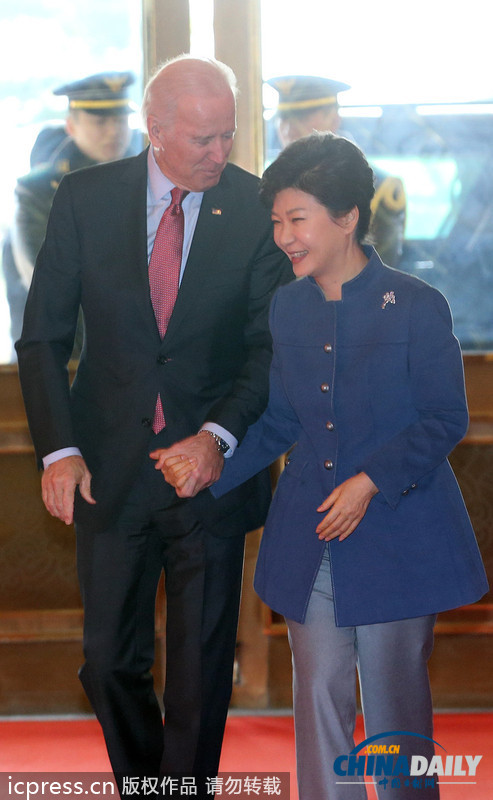 美國(guó)副總統(tǒng)拜登訪問韓國(guó) 與樸槿惠手拉手親密交談