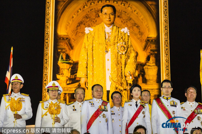 英拉和丈夫穿軍裝為泰國(guó)王祝壽 未受抗議事件影響