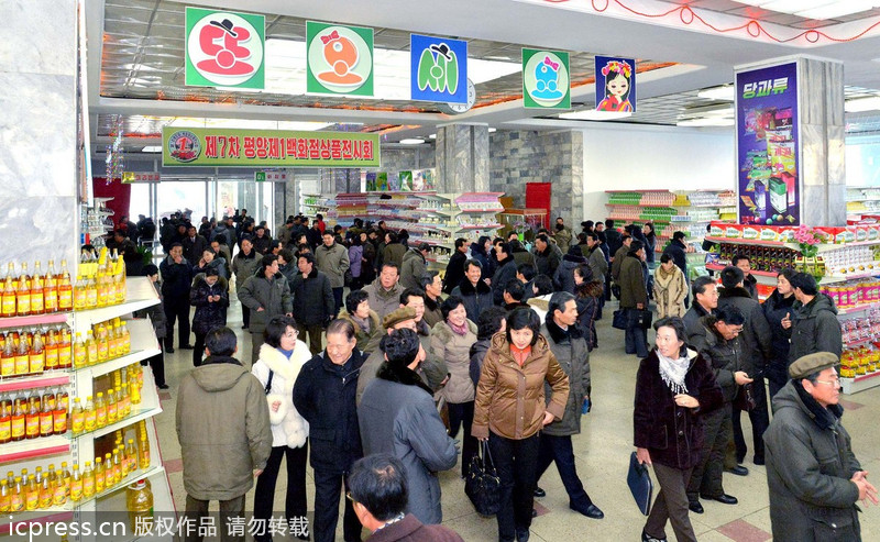 朝鮮平壤第一百貨商店商品展覽會(huì)開(kāi)幕 物品豐富