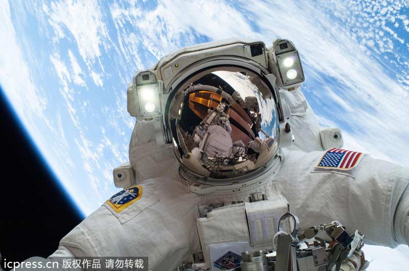 美宇航員太空玩“自拍” 藍(lán)色地球?yàn)楸尘? style=