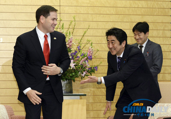 美參議員訪(fǎng)日 安倍“點(diǎn)頭哈腰”接待
