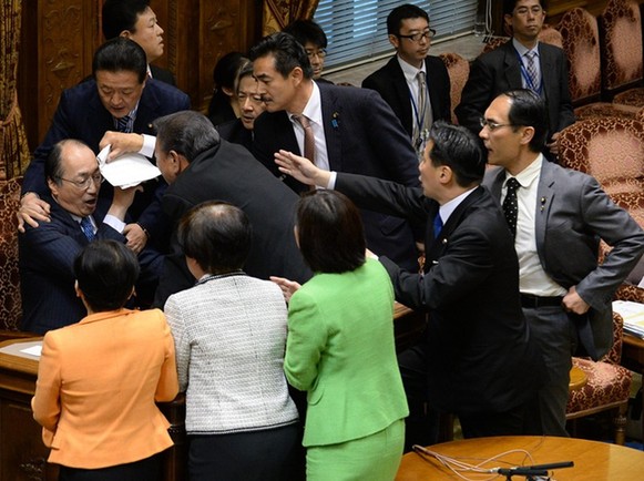 因批評(píng)秘密法案 《朝日新聞》被指欲推翻安倍政權(quán)