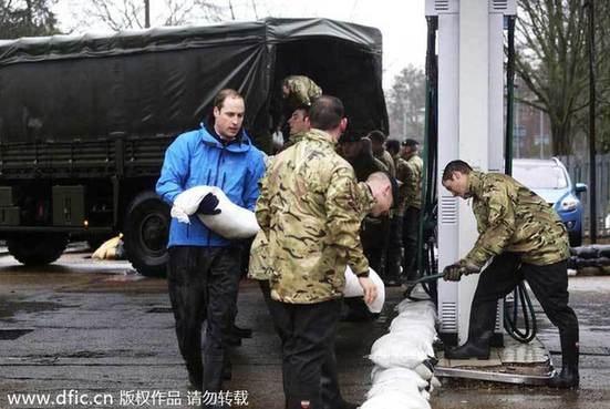 英國威廉和哈里王子搬沙包抗洪救災(zāi)