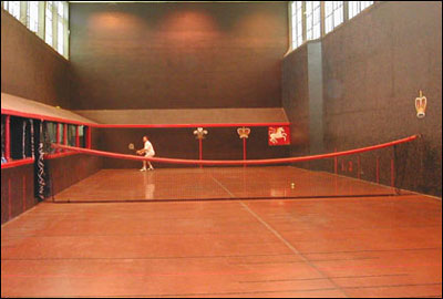 “real tennis”[室內(nèi)網(wǎng)球，又稱“純網(wǎng)球”，現(xiàn)幾乎被“l(fā)aw tennis”（草地網(wǎng)球）所取代]。