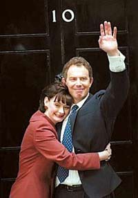 布萊爾求婚史大曝光！<br>Blair asked Cherie to say 'I do' while she scrubbed the loo