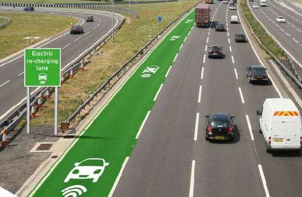 邊開車邊充電？英國將測(cè)試電動(dòng)車無線充電公路