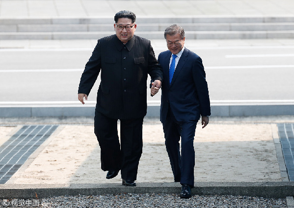 歷史時刻！金正恩跨過“三八線”與文在寅握手，還帶上了冷面！