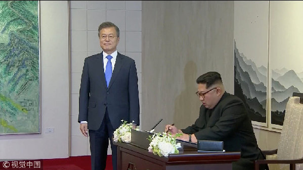 歷史時刻！金正恩跨過“三八線”與文在寅握手，還帶上了冷面！