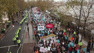 英國學(xué)生抗議示威 中國留學(xué)生怎么看？
