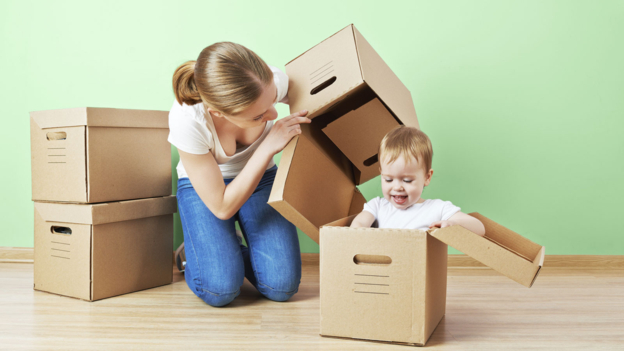 Would you let your baby sleep in a box? 你愿意讓自己的寶寶在盒子里睡覺嗎？