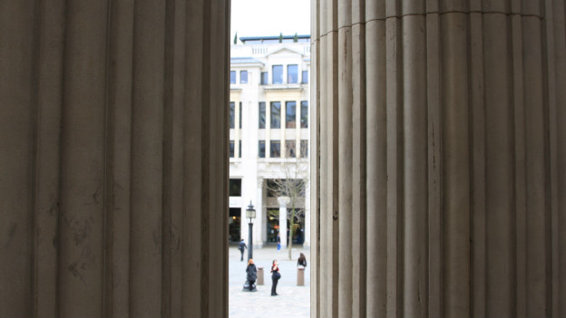 A pillar of society 社會(huì)棟梁