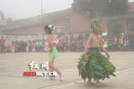 網友曝“鄉(xiāng)村小學雷人服裝秀”