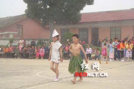 網友曝“鄉(xiāng)村小學雷人服裝秀”