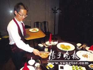 大學生“端盤子”月掙5000 放下架子端出“白領(lǐng)”