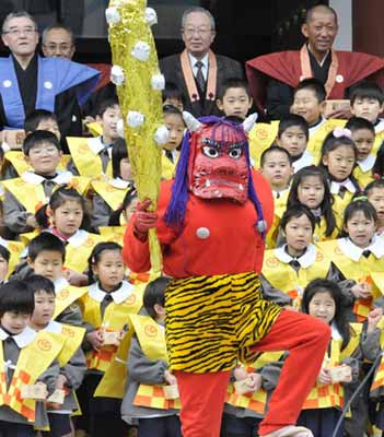 日本幼兒園小朋友舉行撒豆驅(qū)邪活動
