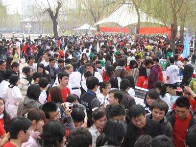 對(duì)外經(jīng)貿(mào)大學(xué)第13屆社團(tuán)文化節(jié)開(kāi)幕