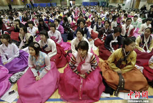 韓國女學(xué)生畢業(yè)禮集體著韓服舉行成人儀式