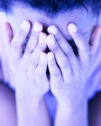 人真的會(huì)被嚇?biāo)绬幔?/>Vocabulary：</font></strong></p>

<p>Elude：逃避</p>

<p>Cop：（口語）警察</p>

<p>Botched：糟糕的；搞砸的</p>

<p>Fugitive：逃亡的</p>

<p>Prosecutor：檢察官</p>

<p>Felony：重罪</p>

<p>Neurology：神經(jīng)（?。W(xué)</p>

<p>Physiology：生理學(xué)</p>

<p>Dilate: 放大</p>

<p>Pupil: 瞳孔</p>

<p>Jaguar: 美洲豹</p>

<p>Primitive: 原始的</p>

<p>Rev up: 增大；提高</p>

<p>Hormone: 荷爾蒙</p>

<p>Adrenaline: 腎上腺激素</p>

<p>Neurotransmitter: 神經(jīng)遞質(zhì)</p>

<p>Visceral: 內(nèi)臟的</p>

<p>Receptor: 受體</p>

<p>Cardiac: 心臟的</p>

<p>Myocyte: 肌細(xì)胞</p>

<p>Sinoatrial: 竇房的</p>

<p>Atrioventricular: 心房與心室的</p>

<p>Ventricle: 心室</p>

<p>Predisposition: 傾向性</p>

<p><font size=
