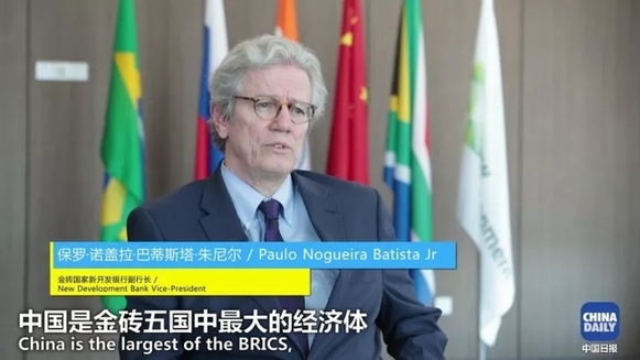 萌娃抱著地球儀，開始思考中國(guó)在世界上起了什么作用丨艾瑞克的小課堂