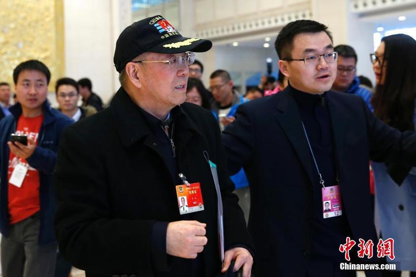 被記者堵到的兩會(huì)明星代表