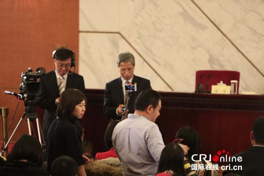 兩會(huì)新聞發(fā)布會(huì) 記者用“自拍神器”自拍