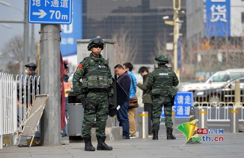2015兩會首現(xiàn)武警雪豹突擊隊護航