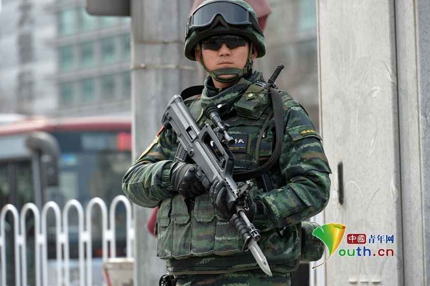 2015兩會首現(xiàn)武警雪豹突擊隊護(hù)航