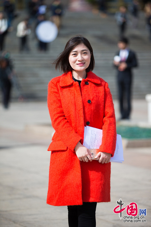 直擊兩會(huì)紅衣美女：上會(huì)女記者為什么喜歡穿紅色