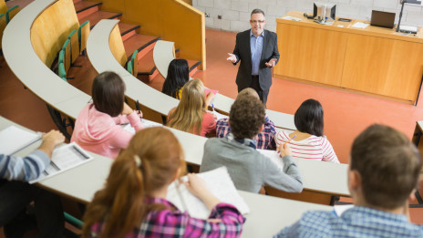 Foreign students boost UK economy 海外留學生刺激英國經(jīng)濟增長