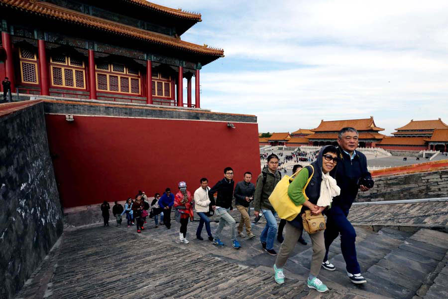 中國日報10月精彩影像回眸——只因?yàn)樵谌巳褐卸嗫戳四阋谎? style=