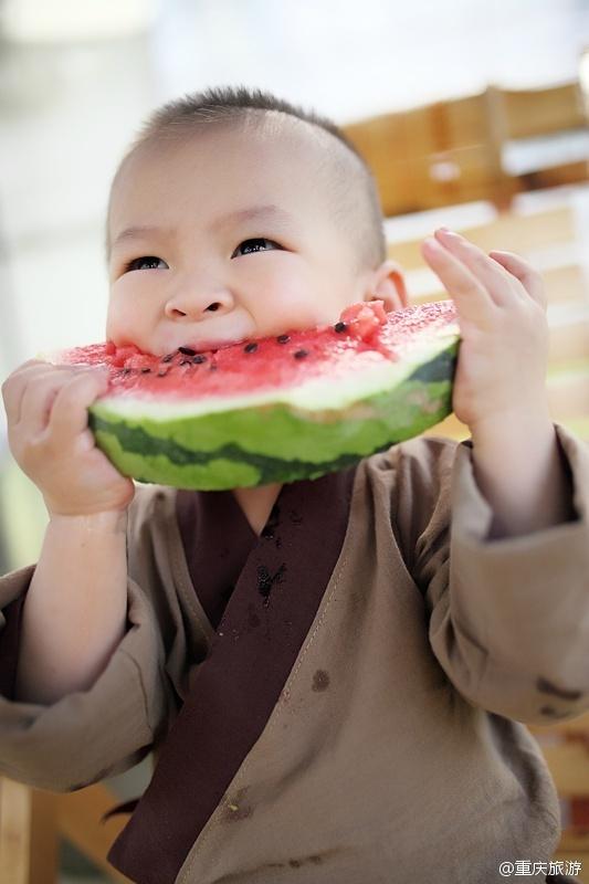 2歲萌娃吆喝自家西瓜 這個“瓜娃子”要火?。ńM圖）