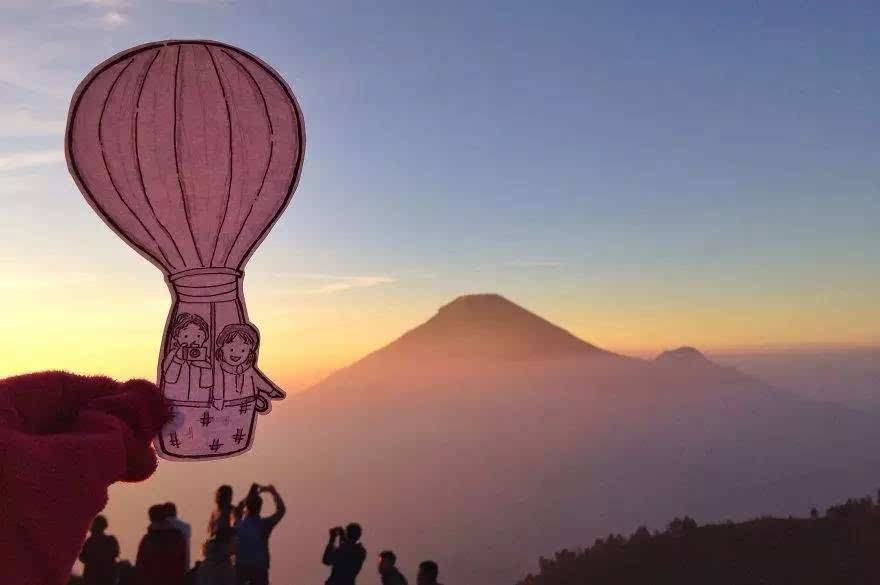 旅行時怎么秀恩愛更有新意？除了自拍還可以這么玩（組圖）