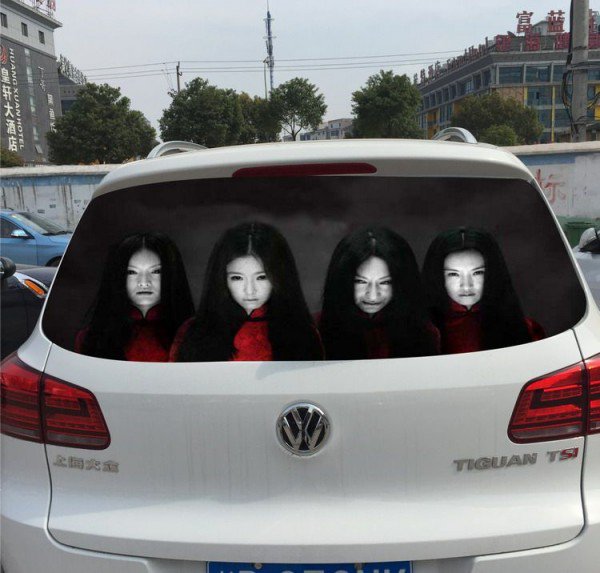 汽車后窗驚現(xiàn)“女鬼” 專治濫用遠(yuǎn)光燈（組圖）