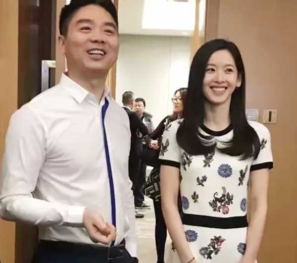 劉強(qiáng)東說(shuō)自己“臉盲” 年會(huì)卻被奶茶妹妹4萬(wàn)塊裙子搶鏡
