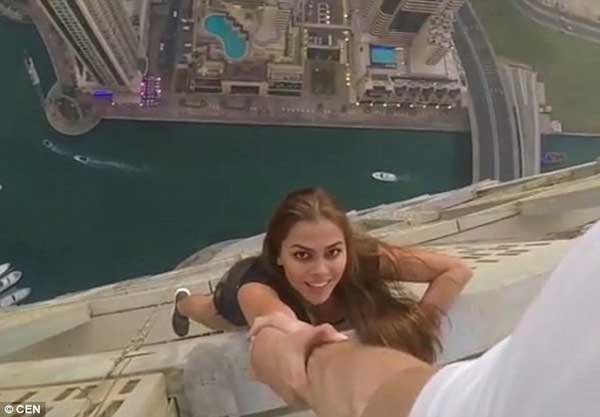驚心動魄！俄羅斯女模摩天大樓拍“亡命照”