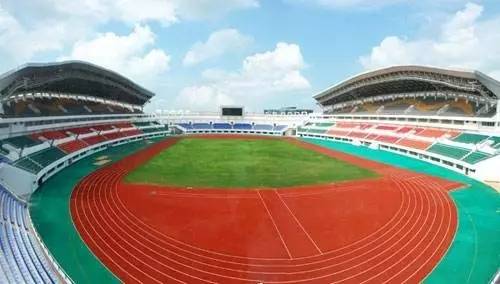 “小心地滑倒”？雷人翻譯終于有人管了，國家給出公共場所英譯標(biāo)準(zhǔn)答案！
