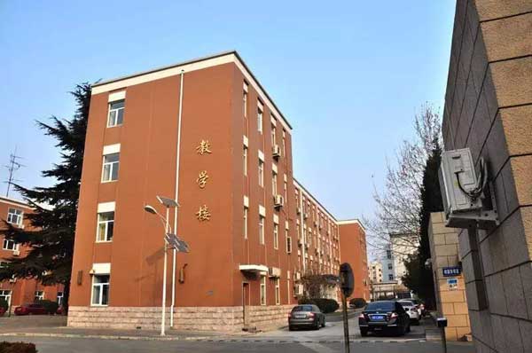 “小心地滑倒”？雷人翻譯終于有人管了，國家給出公共場所英譯標(biāo)準(zhǔn)答案！
